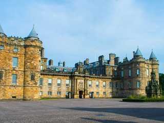 Edinburgh: Palace of Holyroodhouse Ticket & Royal Mile Walk Audio Tour
