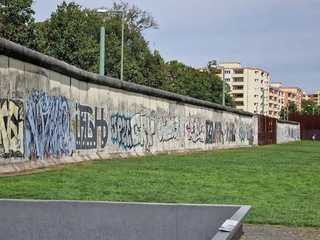 Explore Berlin's Heart: In-App Audio Tour of Power & History