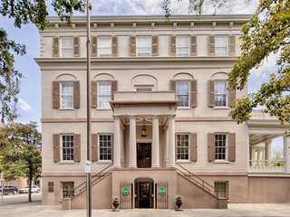 Savannah's Historical Journey - A Walking Tour