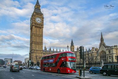 London: Buckingham Palace Ticket & City Walk Audio Tour