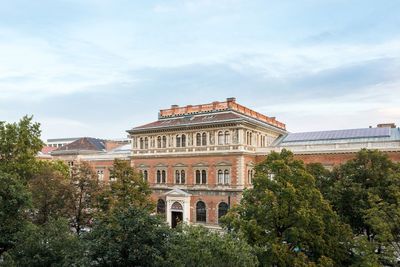 Vienna: Museum of Applied Arts Ticket & City Discovery Audio Tour