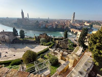 Verona: An Audio Stroll Through History and Romance - photo 2