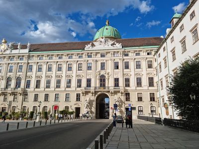 Vienna: Imperial Treasury Ticket & City Sights Audio Tour