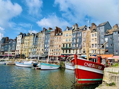 Honfleur: Self-Guided Audio Walk Through Harbor Light and Art