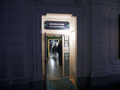 Vienna: Museum of Illusions Ticket & City Highlights Audio Tour