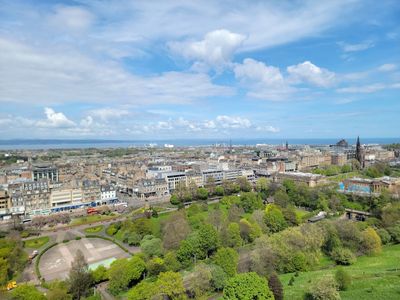 Explore Edinburgh's Heart: In-App Audio Tour