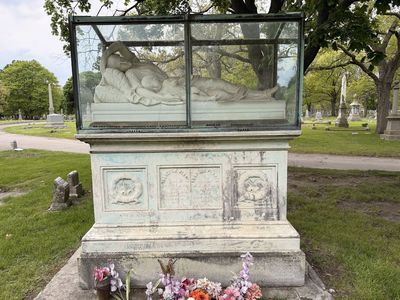 Chicago: Self-Guided Audio Walk Through Rosehill’s Hidden Histories - photo 3