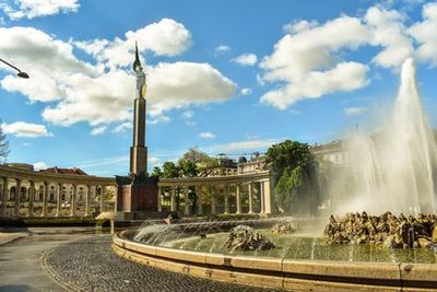 Vienna: Madame Tussauds Ticket & Sightseeing Audio Tour - photo 3