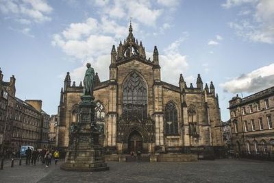 Edinburgh: Palace of Holyroodhouse Ticket & Royal Mile Walk Audio Tour - photo 3