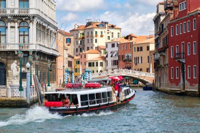 Venice: Grand Canal Vaporetto Audio Tour & Daily City Pass