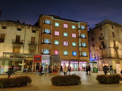 Vic: Paseo autoguiado por las fuentes y casas con historia