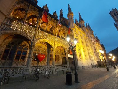 Brugge: Historium Ticket & City Adventure Audio Tour