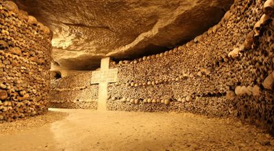 Catacombs of Paris Entry Ticket + Seine River Cruise - photo 2