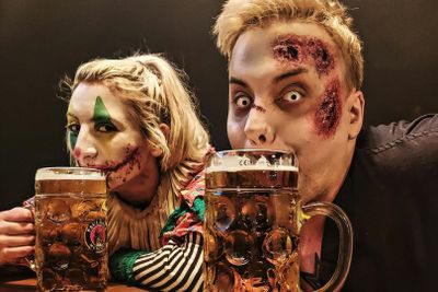 The London Bridge Experience: Entry Ticket + Bratwurt Hotdog with Beer