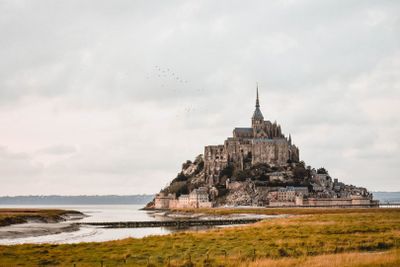 Le Mont-Saint-Michel Bilet ve Uygulama İçi Sesli Tur: Azizlerin Efsaneleri