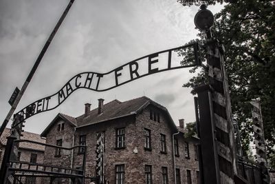 Oswiecim: Auschwitz Entry Reservation & Audio Tour
