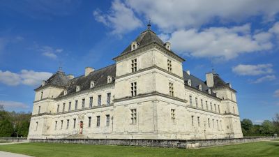 Burgundy: Self-Driving Audio Tour through Heritage and Vineyards