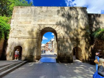 Granada: Paseo autoguiado por la huella imperial y nazarí