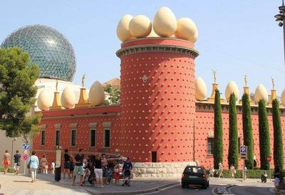 Biglietto del Teatro-Museo Salvador Dalí e audio tour con passeggiata a Figueres