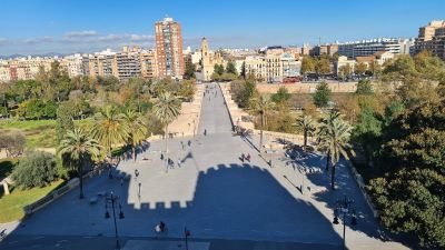 Cultural Bike Tour in Valencia: Turia Park and City Center, from Ancient Gates to Modern Wonders - photo 2