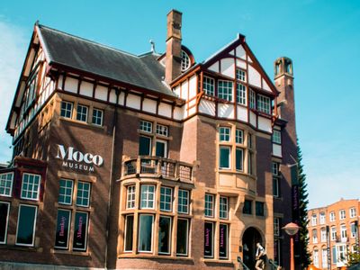 Amsterdam: Moco Museum Ticket and City Discovery Audio Tour