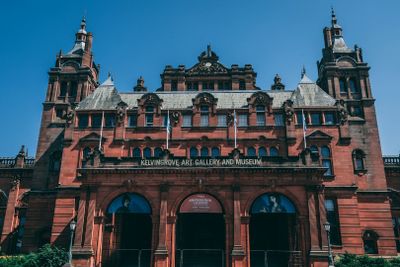 Glasgow: Kelvingrove Art Gallery Donation and Audio Tour with a City Walk