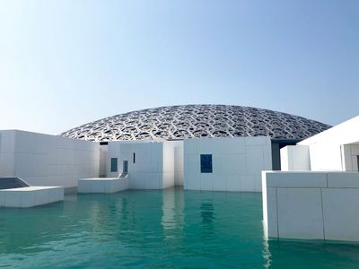 Abu Dhabi: Louvre Ticket & Cultural District Walk Audio Tour