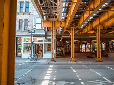 Urban Chicago: Walking Along the Iconic Historic Sites and Stunning Skyline - photo 2