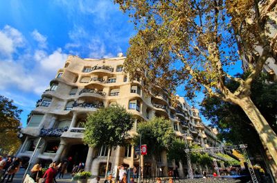 Barcelona: Casa Batllo Ticket & Audio Tour with a City Walk