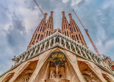 Viaggio nel Surreale: Sagrada Familia Audio Tour In-App e Biglietto Fast Track