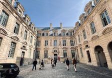 Hotel de Sully
